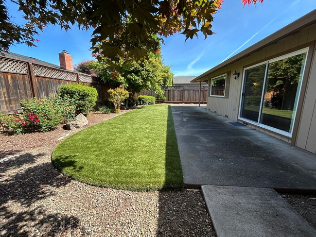 Building Photo - Welcome to this charming 3-bedroom, 2-bath home located in a desirable Oakmont 55+ adult community