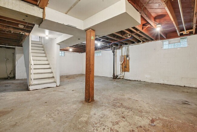 Building Photo - 1724 E Kossuth St