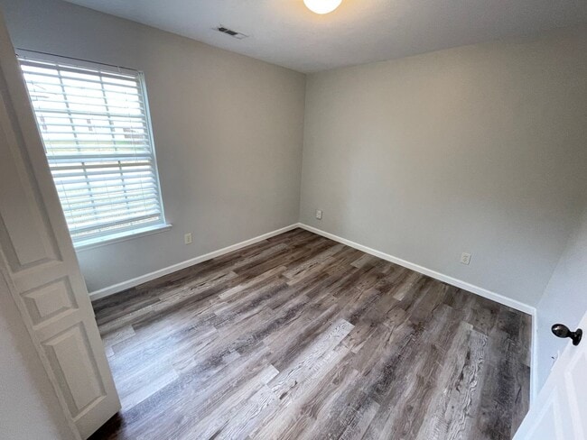 Building Photo - Loudon 3-bedroom 2-bathroom home with open layout on corner lot available 11/15