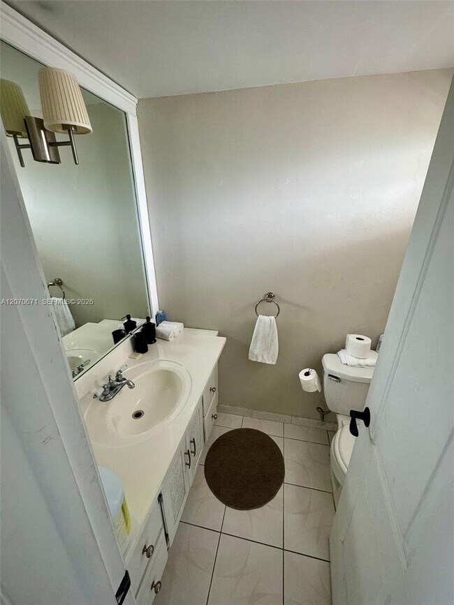 Building Photo - 450 Golden Isles Dr
