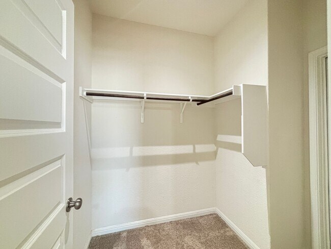 Building Photo - Beautiful 4-Bedroom Home with Free Communi...