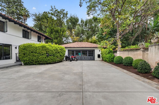 Building Photo - 760 S San Rafael Ave