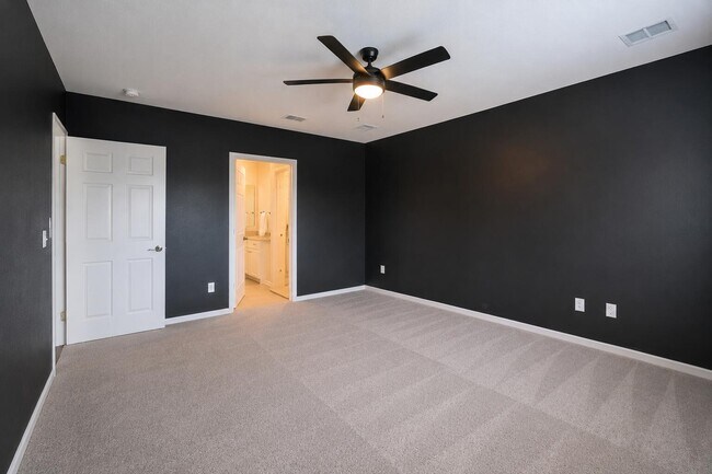 Building Photo - 927 Remington Green Dr SE