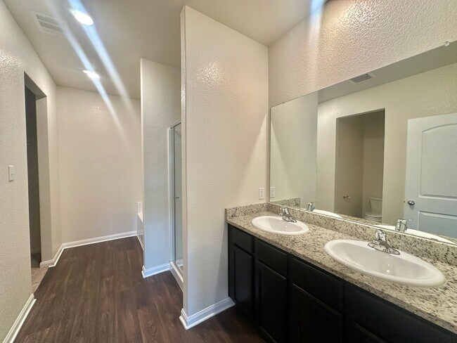 Building Photo - 5 BED 2.5 BATH NEW MANAGEMENT IN JARRELL TX!!!