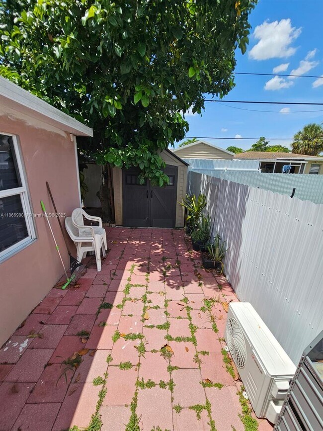 Building Photo - 1020 N 74th Way