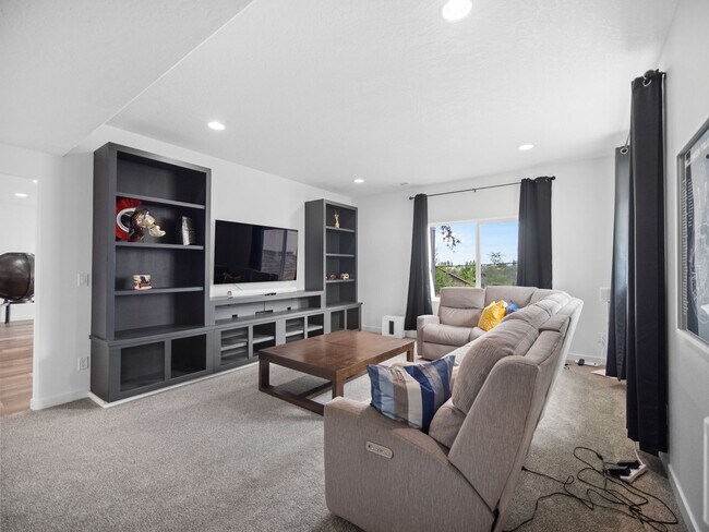 Building Photo - 4 bedroom Modern Home at Eagle Ridge Estates