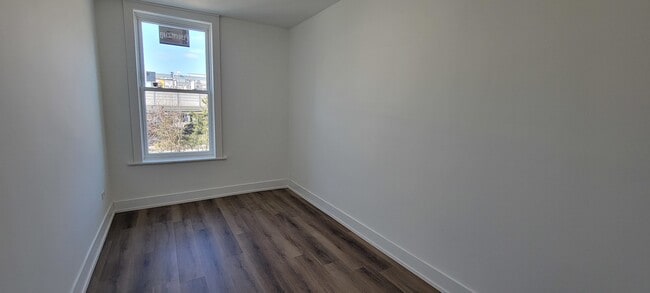 Building Photo - 3207 N Wilton Ave