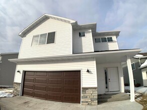 Building Photo - 4 Bed 2 Bath Single Family Home