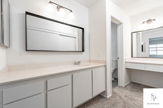 Building Photo - "Chic Urban Living: Spacious 2-Bed, 2-Bath Townhouse with Gleaming Hardwood Floors in Rancho Cuca...
