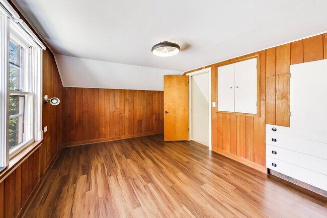 Building Photo - 679 Spring Rd