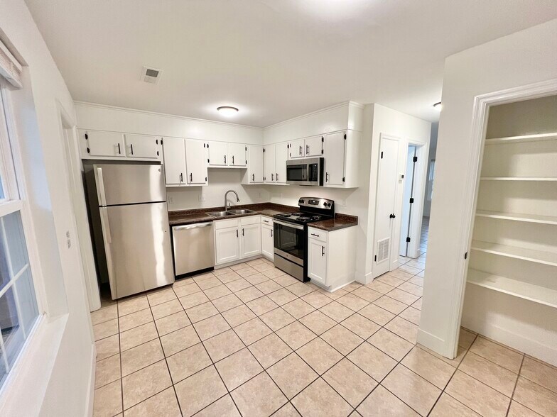 Kitchen/Dining - 272 Fleming Rd