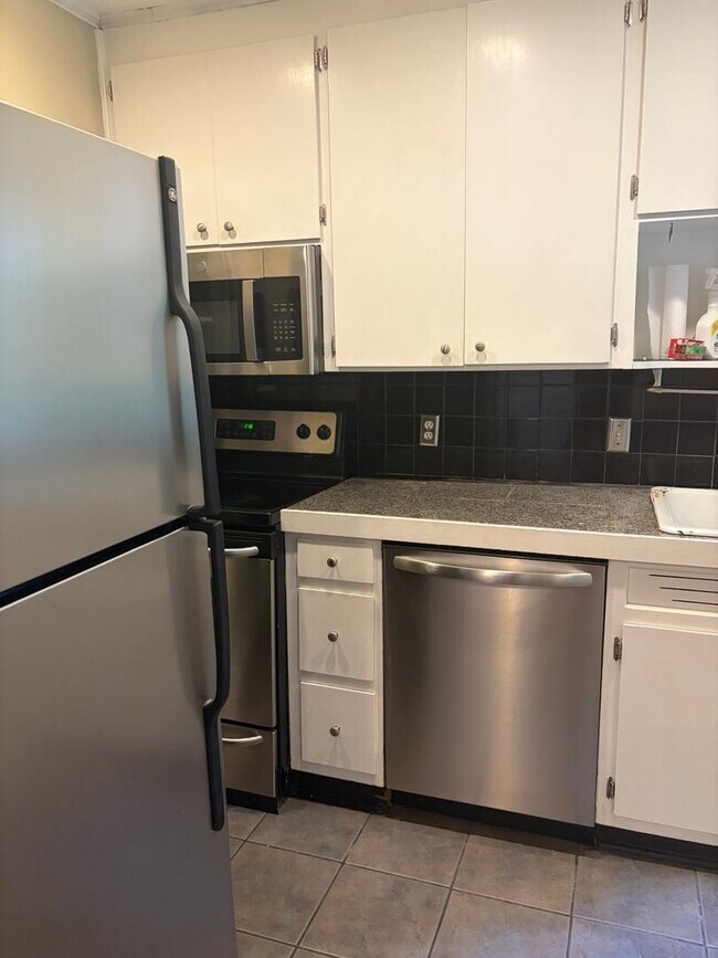 Building Photo - Cleveland Park - University Ridge Condo- 2 Bedroom 1 Bath