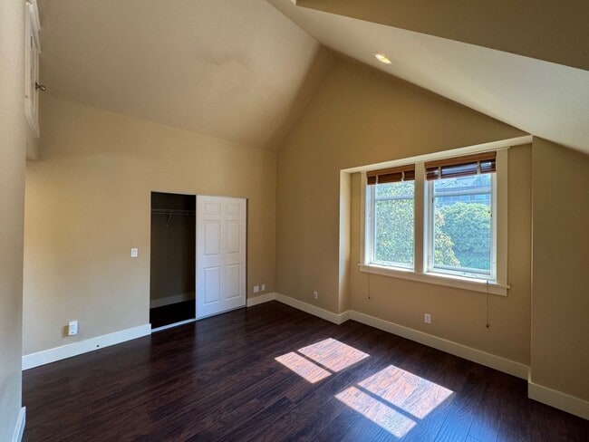 Building Photo - Cozy 3 bed 2.5 bath townhome on North Quee...
