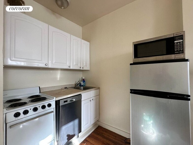 Building Photo - 444 W 49th St