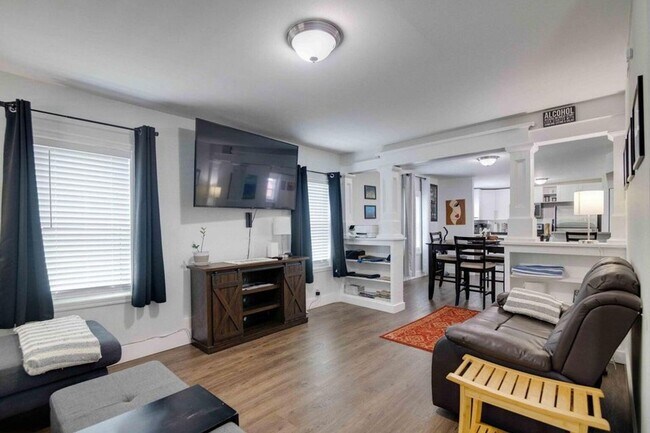 Building Photo - 915 3rd St