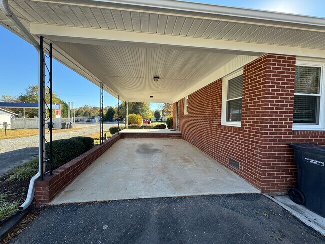 Building Photo - Available to Show