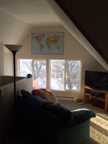 upper living room area - 1336 Hewitt Ave