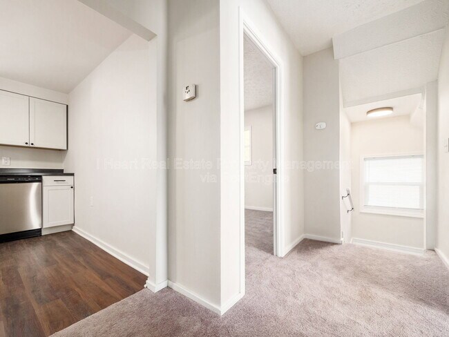 Building Photo - 878 1/2 Sullivant Avenue