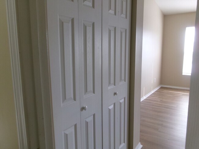 Building Photo - 3 bedroom, 3 bath townhome in Kiskadee Parke