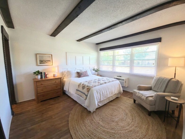 Building Photo - 2021 W Olive Ave