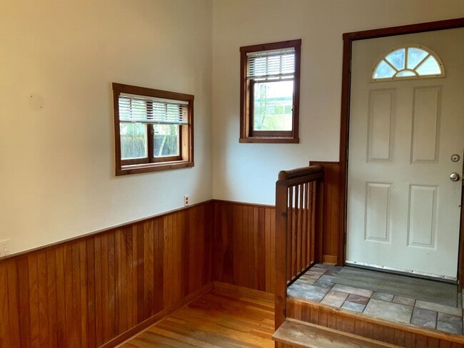 Building Photo - 1 Bedroom House in the Whit