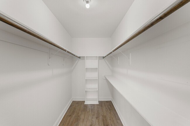 Building Photo - 355 N Post Oak Ln