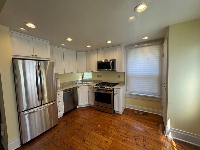 Building Photo - Beautiful German Village Home with Parking...
