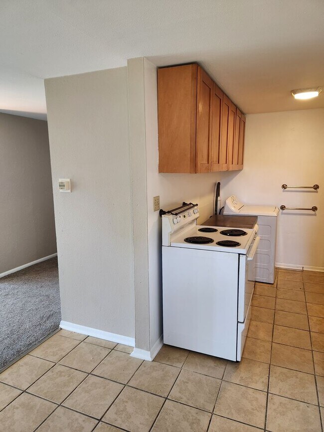 Building Photo - Spacious Lower Level Apartment Ready For R...