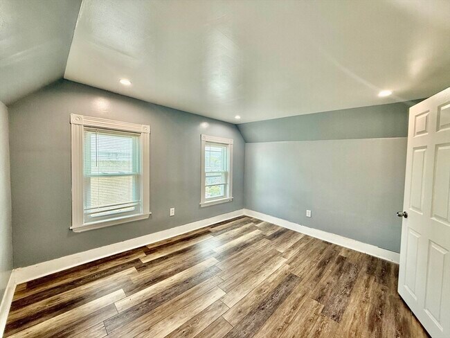 Building Photo - 10 Clark St