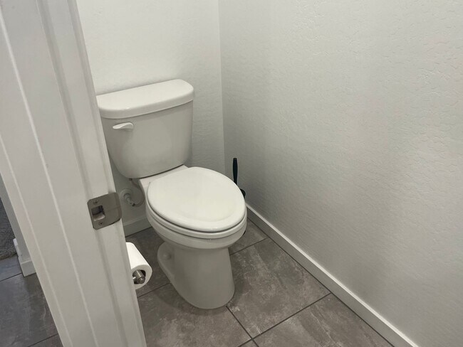 Building Photo - 14052 W Valentine St