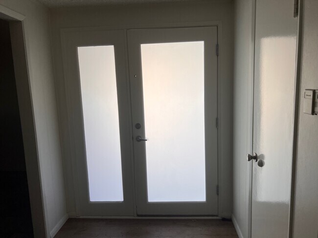 Building Photo - 5615 Oso Ave