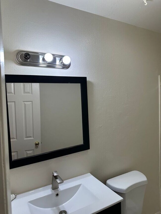 Building Photo - 3 Bedroom 1 Bathroom Duplex