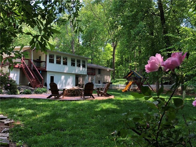 Building Photo - 740 Brookline Dr SE