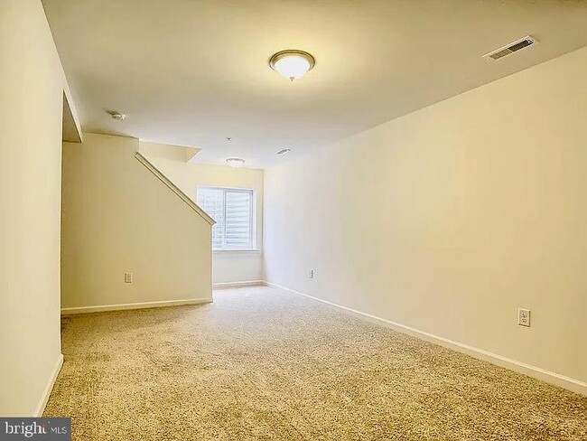 Building Photo - 4925 Laurel Dr