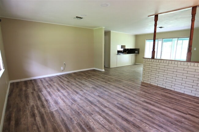 Building Photo - 880 Morning Glory Dr