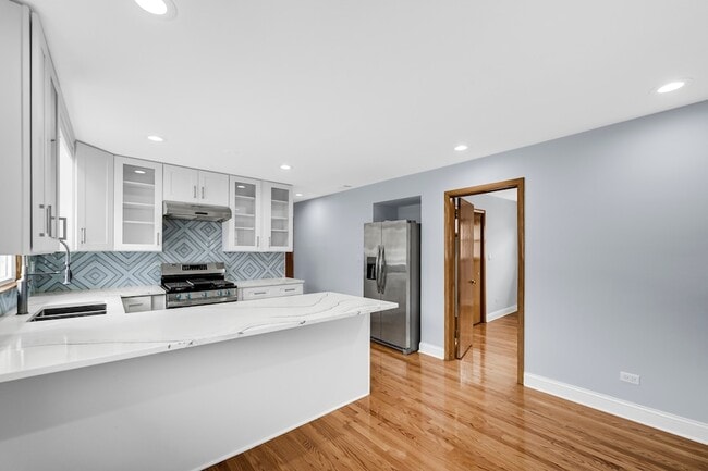 Building Photo - 5740 N Lowell Ave