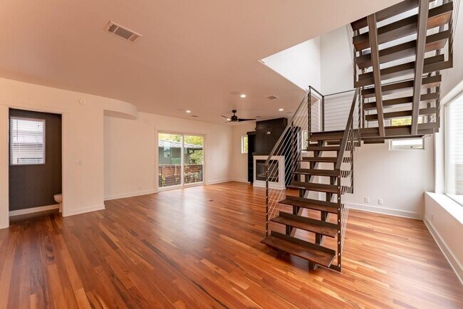 Building Photo - 716 Post Oak St