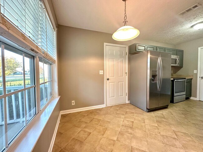 Building Photo - Cozy Single-Family Home with a Fenced Backyard