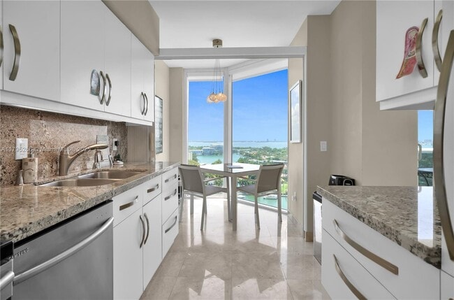 Building Photo - 4775 Collins Ave