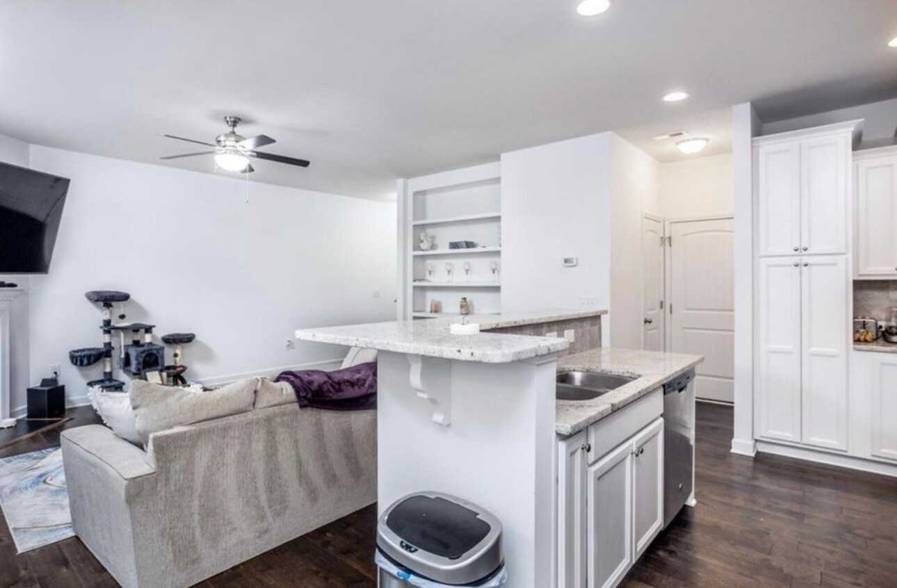 Building Photo - 264 Wembley Dr