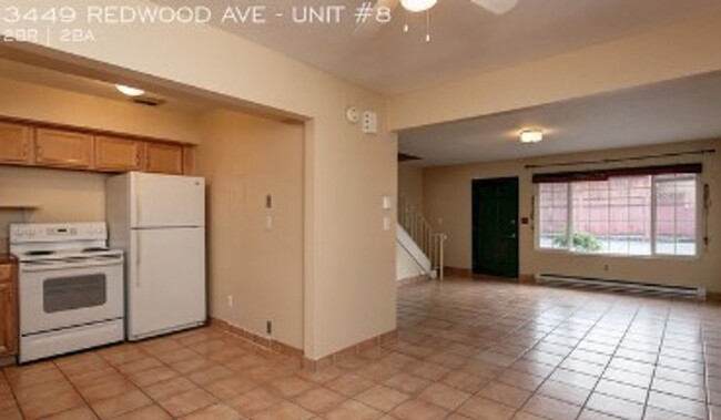 Building Photo - Spacious Townhouse-Style Condo with Privat...