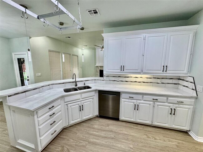 Building Photo - 10504 Walnut Hollow Dr