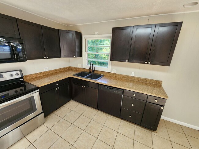 Building Photo - Spacious 3-Bedroom, 1-Bathroom Home AVAILABLE NOW!!