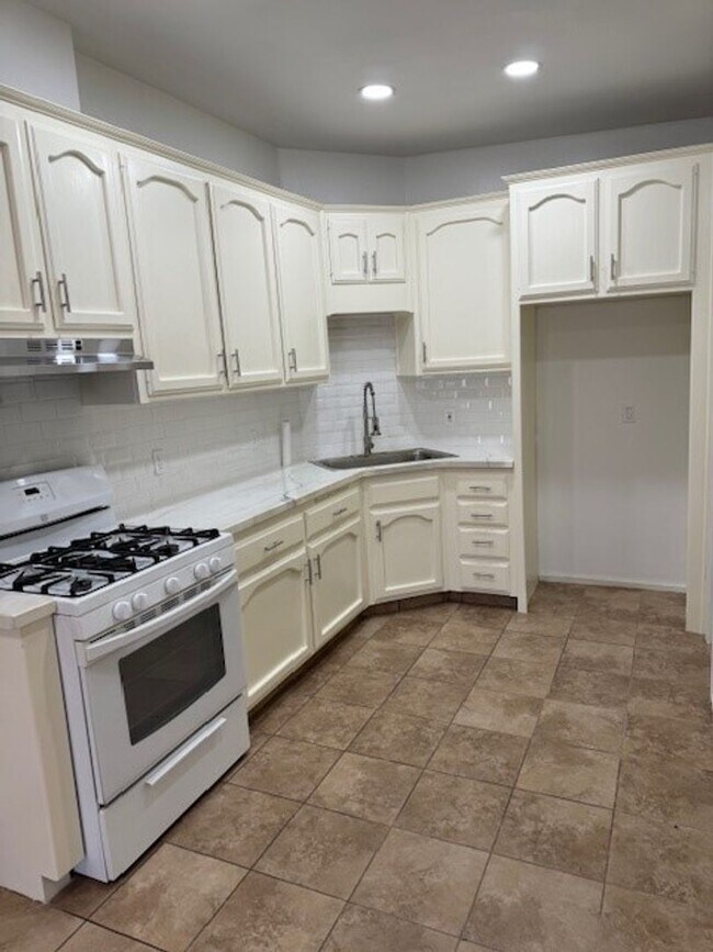 Building Photo - Sampson Ct #B