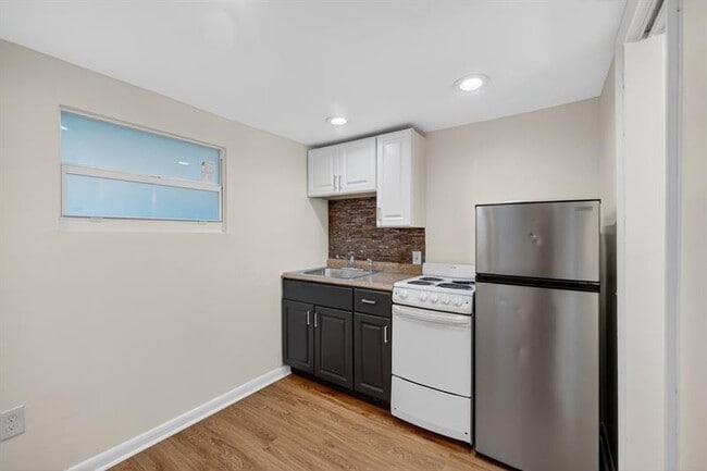 Building Photo - 2500 SW 18th Terrace