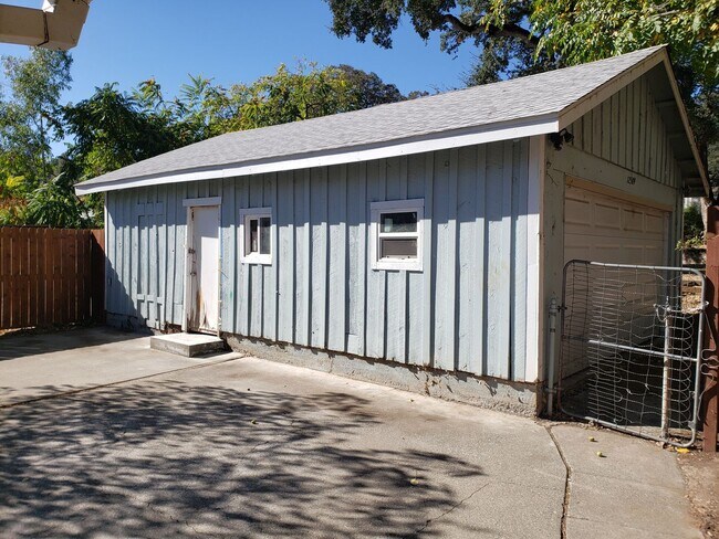 Building Photo - 12509 Oak St