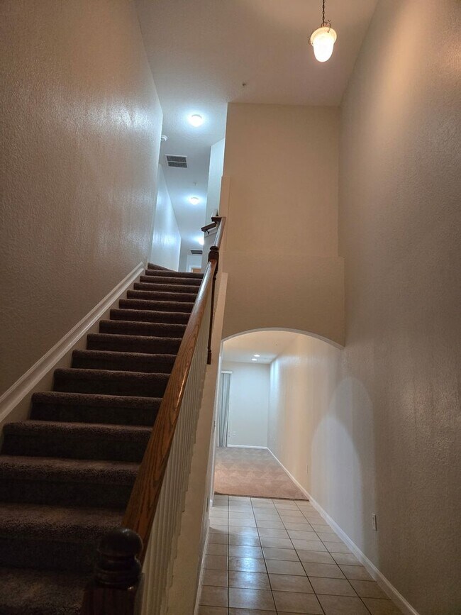 Building Photo - Spacious 3 bedroom, 2.5 bath townhouse in ...