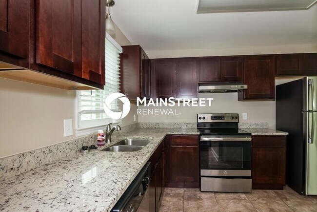 Building Photo - 4 Bedroom Pet-Friendly Home in Charlotte, NC with Main Street Renewal
