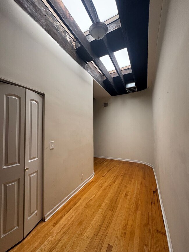 Building Photo - 916 W Belmont Ave