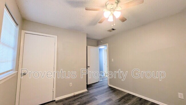 Building Photo - 4527 Versailles Dr